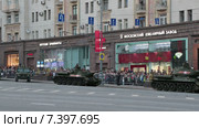 Репетиция парада в честь Дня Победы в Москве. Сбор военной техники на Тверской улице для прохождения по Красной площади. Историческая часть -  танки Т-34 и самоходно-артиллерийские установки СУ-100 (2015 год). Редакционное видео, видеограф Игорь Долгов / Фотобанк Лори
