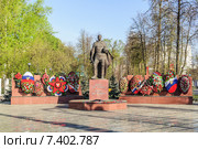 Вечный огонь и бронзовый памятник советскому воину-победителю в Великой Отечественной войне. Город Люберцы (2015 год). Редакционное фото, фотограф Владимир Устенко / Фотобанк Лори