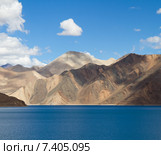 Синее высокогорное озеро Пангонг Цо (Pangong Tso) в Гималаях с фантастической игрой света и теней в окружающих горах в солнечный день (2012 год). Стоковое фото, фотограф Олег Иванов / Фотобанк Лори