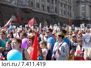 Участники народно-патриотической акции "Бессмертный полк" держат в руках портреты фронтовиков, 9 мая 2015 года. Москва, Тверская улица. Редакционное фото, фотограф Илюхина Наталья / Фотобанк Лори