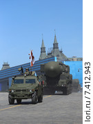 Колонна твердотопливных межконтинентальных баллистических ракет PC-24 «Ярс» — на генеральной репетиции парада, Москва, Красная площадь (2015 год). Редакционное фото, фотограф Алексей Гусев / Фотобанк Лори