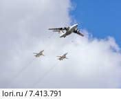 Имитация дозаправки в воздухе от самолета-танкера Ил-78М фронтовых бомбардировщиков Су-24М. Репетиция военного парада в честь Дня Победы, 2015. Редакционное фото, фотограф Валерия Попова / Фотобанк Лори