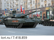 Репетиция парада в честь Дня Победы в Москве. Сбор военной техники на Тверской улице для прохождения по Красной площади. Т-14 (Объект 148) - перспективный российский основной танк на гусеничной платформе "Армата" (2015 год). Редакционное фото, фотограф Игорь Долгов / Фотобанк Лори