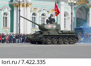 Танк Т-34-85 на репетиции парада в честь дня Победы. Санкт-Петербург (2015 год). Редакционное фото, фотограф Виктор Карасев / Фотобанк Лори