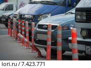 Автомобиль на парковке наехал на пластиковый столбик (2015 год). Редакционное фото, фотограф Сайганов Александр / Фотобанк Лори
