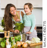 Mother with little daughter cooking at home. Стоковое фото, фотограф Яков Филимонов / Фотобанк Лори