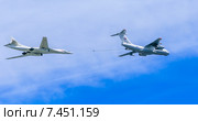 Имитация дозаправки в воздухе от самолета-танкера Ил-78М сверхзвукового стратегического бомбардировщика дальней авиации  Ту-160 («Белый лебедь») . Парад в честь 70-летия Победы, 2015 год. Москва. Редакционное фото, фотограф Николай Коржов / Фотобанк Лори