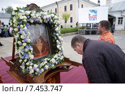 Мужчина пред образом Богородицы в день празднования иконы Божией Матери «Неупиваемая Чаша», город Серпухов (2015 год). Редакционное фото, фотограф Дмитрий Неумоин / Фотобанк Лори