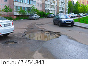 Яма на дороге (2015 год). Редакционное фото, фотограф Зобков Юрий / Фотобанк Лори