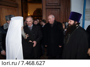 Великое повечерие в Успенском храме села Жилино, митрополита Ювеналия встречает глава Люберецкого района В.П. Ружицкий (2015 год). Редакционное фото, фотограф Дмитрий Неумоин / Фотобанк Лори