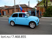 Ейск. Легендарный автомобиль советского автопрома ЗАЗ-965 "Запорожец" выехал на парад в День Победы (2015 год). Редакционное фото, фотограф A Челмодеев / Фотобанк Лори