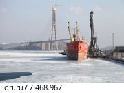 Грузовой порт, остров Русский, поселок Поспелово. Владивосток (2011 год). Редакционное фото, фотограф Валерий Акулич / Фотобанк Лори