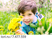 Улыбающийся мальчик с одуванчиками. Стоковое фото, фотограф Ирина Ращектаева / Фотобанк Лори