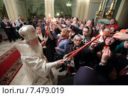 Пасха Христова в Новодевичьем монастыре 2015, митрополит Крутицкий и Коломенский Ювеналий вынес благодатный огонь. Редакционное фото, фотограф Дмитрий Неумоин / Фотобанк Лори
