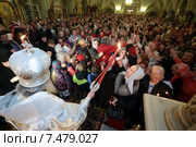 Пасха Христова в Новодевичьем монастыре 2015, митрополит Крутицкий и Коломенский Ювеналий вынес благодатный огонь. Редакционное фото, фотограф Дмитрий Неумоин / Фотобанк Лори
