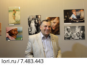 Юрий Сомов на открытие собственной фотовыставки (2015 год). Редакционное фото, фотограф Дмитрий Неумоин / Фотобанк Лори