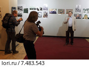 Юрий Сомов на открытие собственной фотовыставки (2015 год). Редакционное фото, фотограф Дмитрий Неумоин / Фотобанк Лори