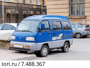 Корейский микроавтобус Daewoo Damas припаркован во дворе жилого дома. Редакционное фото, фотограф Vladimir Sviridenko / Фотобанк Лори