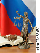 Российское правосудие - фигура Фемиды и судейский молоток на раскрытом Уголовном кодексе. Стоковое фото, фотограф Денис Ларкин / Фотобанк Лори