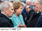 На фотографии (слева на право) председатель Конституционного суда Валерий Зорькин, Председатель Совета Федерации Валентина Матвиенко, губернатор Санкт-Петербурга Георгий Полтавченко и полномочный представитель Президента РФ Владимир Булавин разговаривают на улице в городе Санкт Петербург (2015 год). Редакционное фото, фотограф Николай Винокуров / Фотобанк Лори