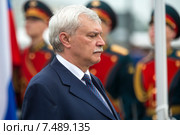 Российский политик, губернатор Санкт-Петербурга Георгий Сергеевич Полтавченко на фоне почетного караула в городе Санкт-Петербург, Россия (2015 год). Редакционное фото, фотограф Николай Винокуров / Фотобанк Лори