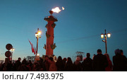 Люди стоят у Ростральных колон, горящий факел, белые ночи. Санкт-Петербург (2015 год). Редакционное видео, видеограф Кекяляйнен Андрей / Фотобанк Лори