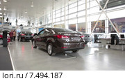 Обзор автосалона по продаже новых автомобилей Хендай, покупатели осматриваю машины (2015 год). Редакционное видео, видеограф Кекяляйнен Андрей / Фотобанк Лори