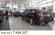 Хендай Элантра, новый автомобиль в автосалоне официального дилера Рольф Лахта, Санкт-Петербург (2015 год). Редакционное видео, видеограф Кекяляйнен Андрей / Фотобанк Лори