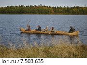 Деревянная лодка-долбленка (Россия, Архангельская область) (2011 год). Редакционное фото, фотограф Яковлев Сергей / Фотобанк Лори