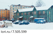 Деревянный барак рядом с жилым домом в российском городе (2014 год). Редакционное видео, видеограф Павел С. / Фотобанк Лори