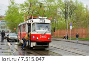 Город Москва, улица Дурова, мужчина садится в трамвай (2015 год). Редакционное фото, фотограф Dmitry29 / Фотобанк Лори