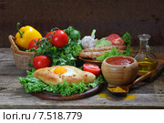 Хачапури, люля-кебаб, вино, салат, помидоры, перец, кинза, острый соус на деревянном столе. Стоковое фото, фотограф Марина Володько / Фотобанк Лори