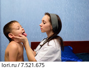 Доктор осматривает горло ребенка. Стоковое фото, фотограф Арестов Андрей Павлович / Фотобанк Лори