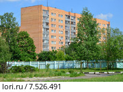 Многоквартирный жилой дом. Теннисная улица, 45. Поселок Селятино, Наро-Фоминский район, Московская область (2015 год). Стоковое фото, фотограф lana1501 / Фотобанк Лори