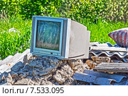 Старый кинескопный телевизор выброшенный на свалку. Стоковое фото, фотограф Евгений Мухортов / Фотобанк Лори