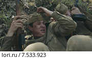 Двое солдат в униформе и с винтовками лежат в окопе и уклоняются от пуль в военное время. Стоковое видео, видеограф Denis Mishchenko / Фотобанк Лори