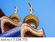 Купола деревянной православной церкви на фоне неба. Самара, церковь иконы Божьей Матери Умиление. Стоковое фото, фотограф FotograFF / Фотобанк Лори