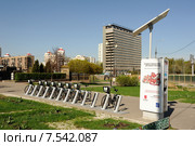 Пункт проката велосипедов на Площади Индиры Ганди в Москве (2015 год). Редакционное фото, фотограф Денис Ларкин / Фотобанк Лори