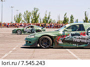 Автомобиль команды Round-X входят в поворот с дрифтом.  Дрифт-шоу "Спасибо за Победу", Волгоград, июнь 2015. Редакционное фото, фотограф Сергей Сергеев / Фотобанк Лори