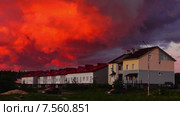 Багровый закат над коттеджами летом. Стоковое видео, видеограф Sergei Gorin / Фотобанк Лори