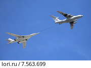 Самолет-топливозаправщик Ил-78 (бортовой номер RF-94285) и сверхзвуковой стратегический бомбардировщик дальней авиации Ту-160 («Белый лебедь»), Парад Победы на Красной площади 9 мая 2015 года, Москва. Редакционное фото, фотограф Алексей Гусев / Фотобанк Лори