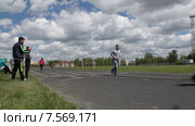 Дети стартуют на беговой дорожке, сдают нормы ГТО по бегу (2015 год). Редакционное видео, видеограф Евгений Каргин / Фотобанк Лори