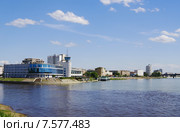 Омск, слияние рек Оми и Иртыша - место основания города, вид на киноцентр " Вавилон" и речной вокзал (2015 год). Редакционное фото, фотограф Галина Хорошман / Фотобанк Лори