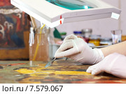 accurate cleaning ancient icon with palette knife. Стоковое фото, фотограф Яков Филимонов / Фотобанк Лори