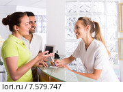 Couple with receptionist at clinic. Стоковое фото, фотограф Яков Филимонов / Фотобанк Лори