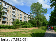 Пятиэтажный жилой дом. Клубная улица, 26. Поселок Селятино, Наро-Фоминский район, Московская область (2015 год). Редакционное фото, фотограф lana1501 / Фотобанк Лори