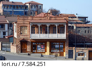 Дома с кружевными резными балконам в Телави - столице Кахетии (2015 год). Редакционное фото, фотограф Юлия Батурина / Фотобанк Лори