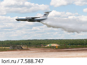 Самолет "Ил-76МД" сбрасывает воду в полете (2015 год). Редакционное фото, фотограф Алексей Бок / Фотобанк Лори