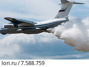 Самолет "Ил-76МД" сбрасывает воду в полете (2015 год). Редакционное фото, фотограф Алексей Бок / Фотобанк Лори
