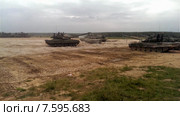 Российские танки едут по военному полигону и паркуются на стоянку. Стоковое видео, видеограф katalinks / Фотобанк Лори